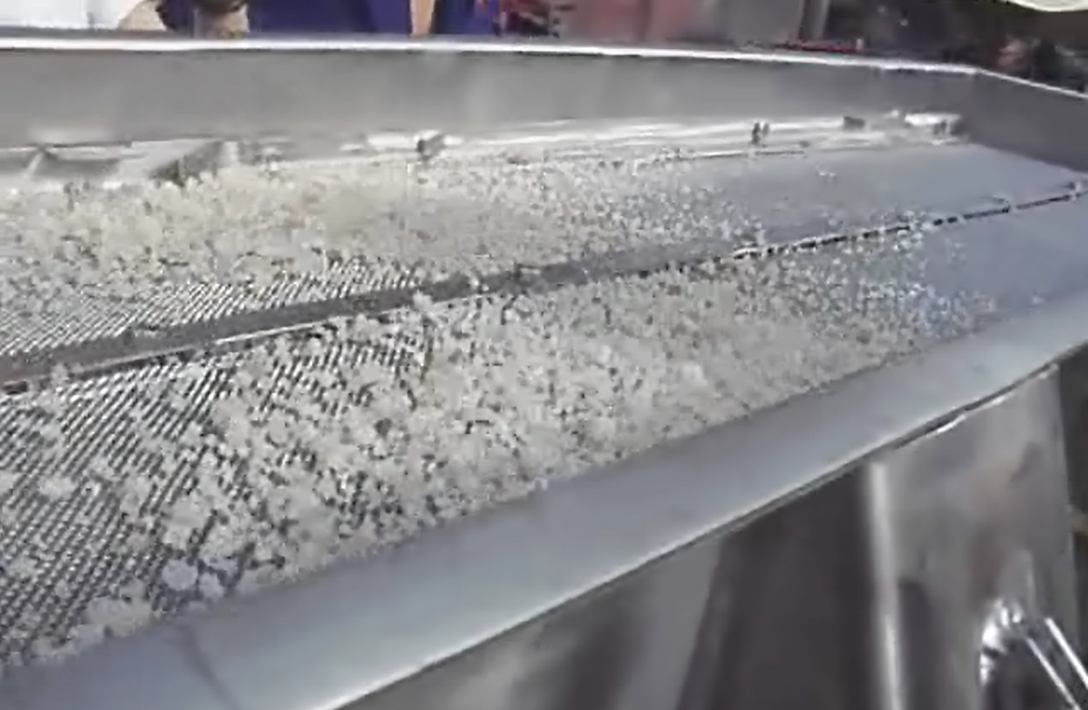 有效解決振動篩篩網使用壽命短的原因及措施